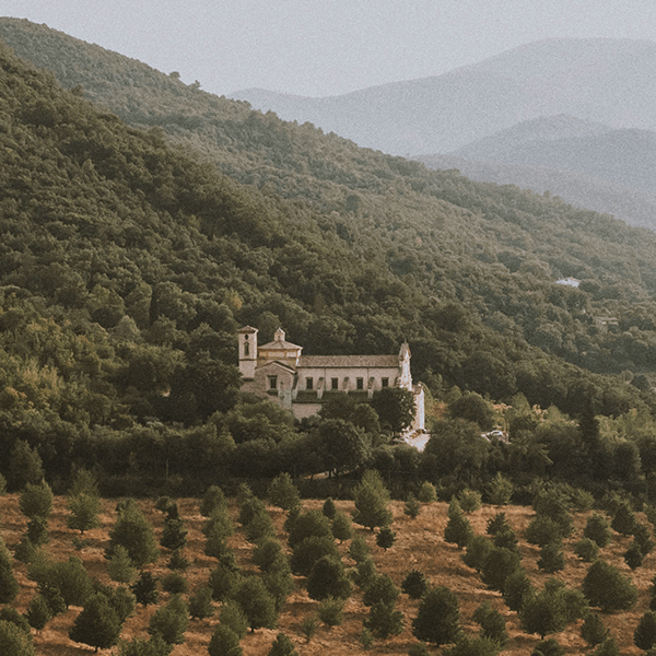 Natureza Dramática e Vinho no País Basco - Espanha - castelo entre as montanhas